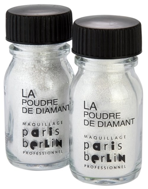 Två små glasburkar med svarta lockar innehåller vitt pulver, märkt som diamantstoft för makeup av Paris Berlin.