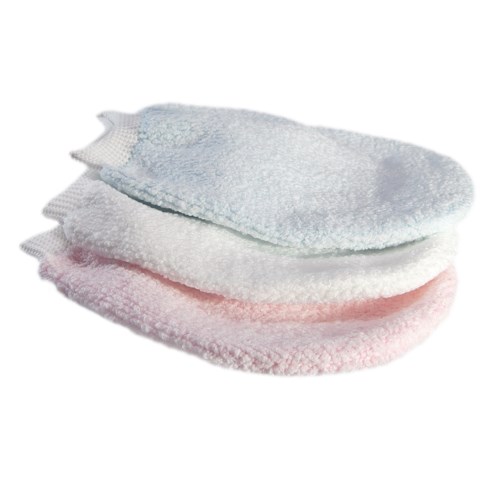 Tre myke, fluffy kluter i pastellfarger: lyseblå, hvit og rosa, stabler pent.