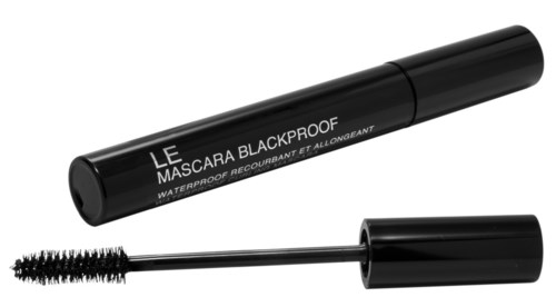En svart mascara-para med borste, märkt 'LE MASCARA BLACKPROOF', ligger på en vit bakgrund.