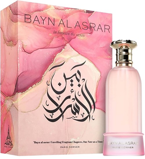 Parfymeflaske med rosa væske og rosa eske med gull og svart arabisk skrift og engelsk tekst.