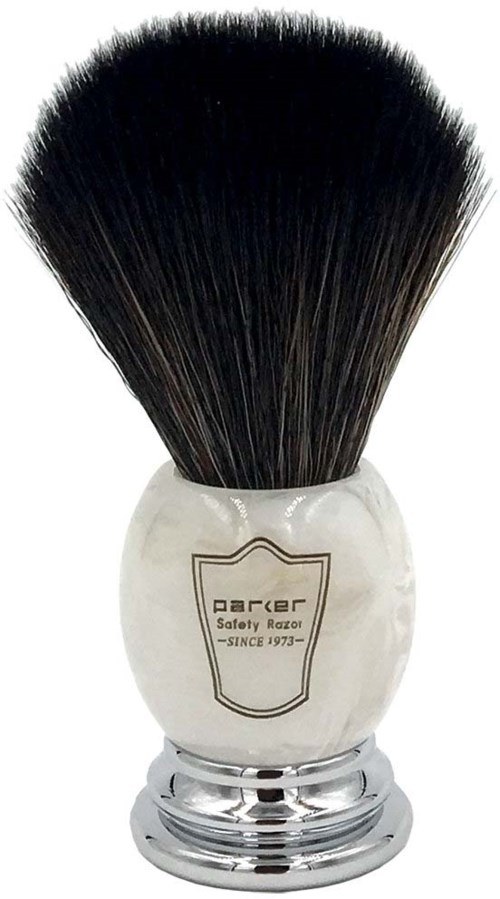 En barberkost med svarte bust og et hvitt håndtak merket 'Parker Safety Razor siden 1973.'