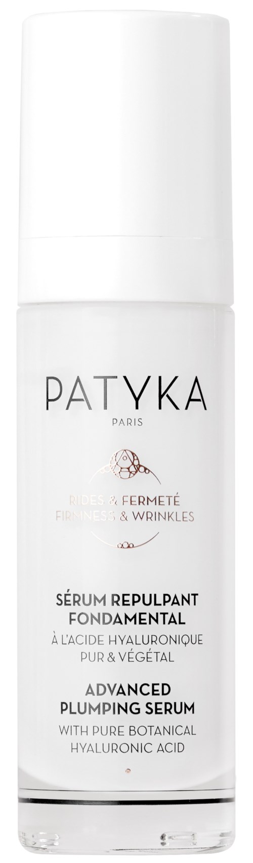 En vit flaska med svart och rosa text, märkt som Patyka serum för rynkor och volym, med pump. 