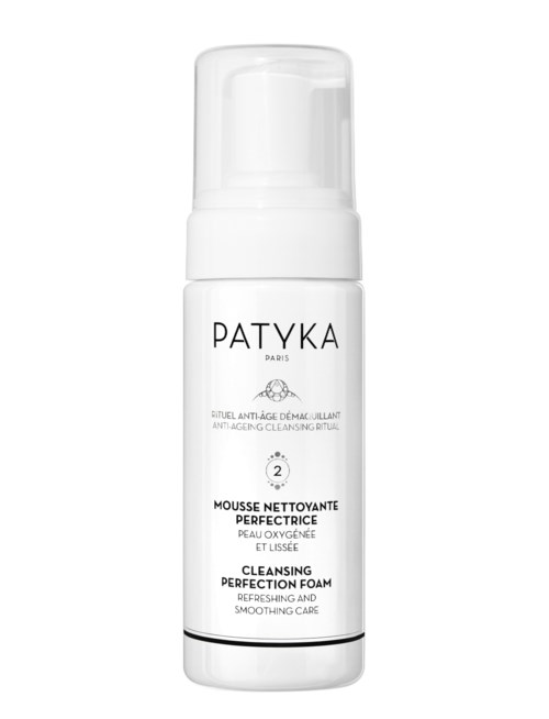 En vit flaska med pump, märkt 'PATYKA Paris,' innehåller rengöringsmousse för att fräscha upp och släta ut huden.