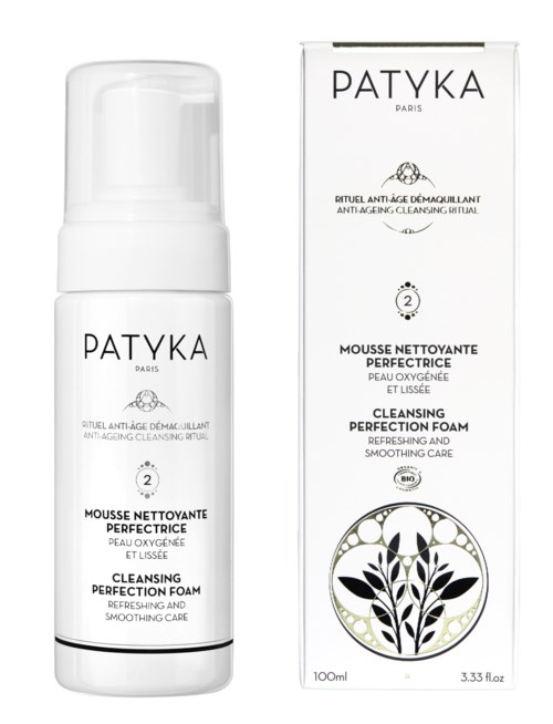 En vit hudvårdsflaska och tillhörande förpackning, märkta med varumärket PATYKA, beskriver rengöringsskum för friskvård.
