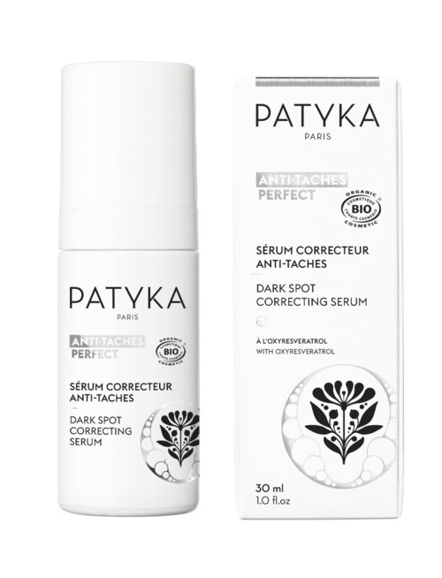 En vit flaska och förpackning av Patyka mörka fläckar korrigerande serum från Paris, märkt för anti-mörka fläckar och ekologiska ingredienser.