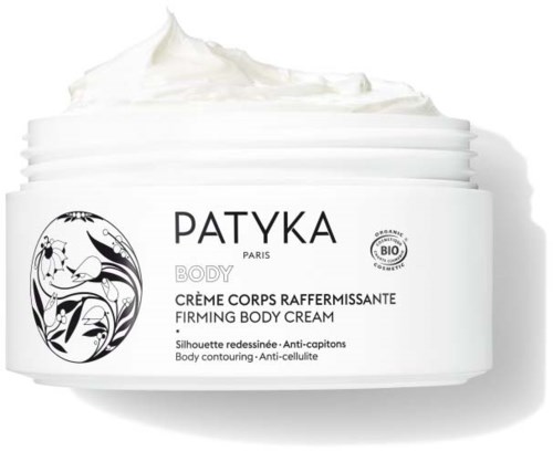 En vit burk med Patyka åtföljande reafirmande kroppskräm, med en lätt vispad konsistens och en svart logotyp framtill.