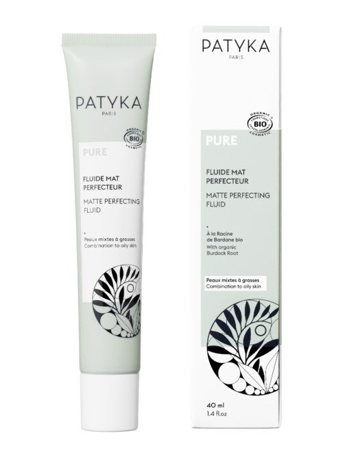 En hvit tube og eske med Patyka Pure mattende væske med svart og hvitt bladdesign.