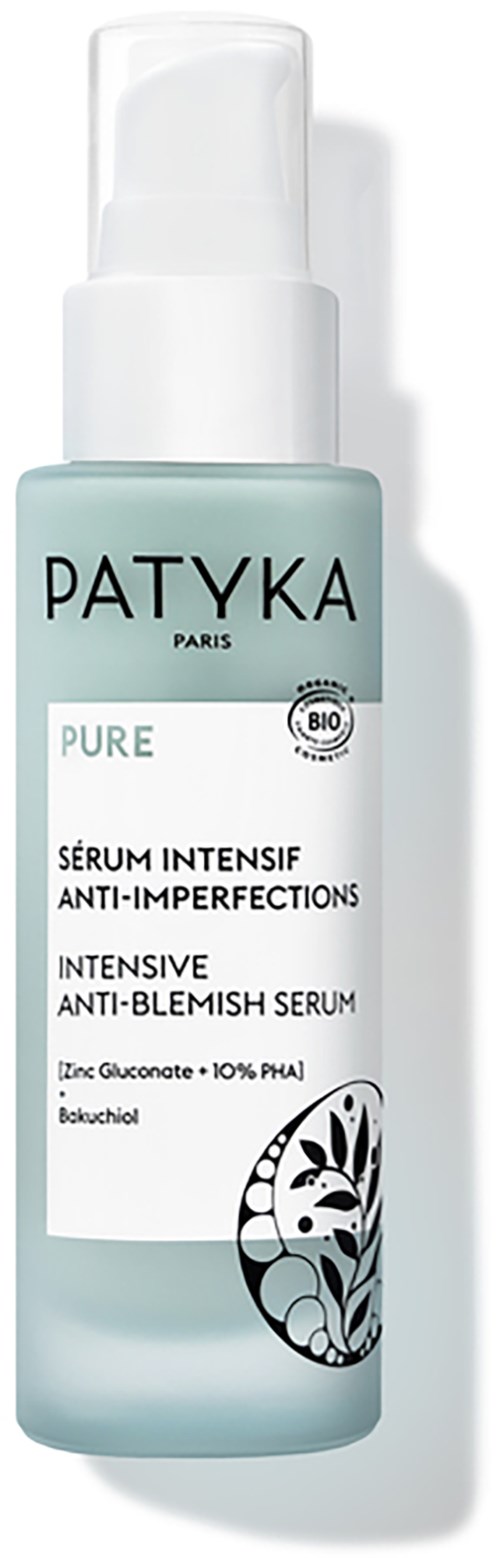 En lys blå flaske med hvid pumpe, mærket 'Patyka' og 'Pure', til anti-blemish serum.