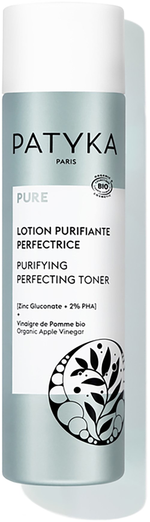 En lang, hvid og grå flaske med Patyka rensende toner, med en sort-hvid bladlogo.