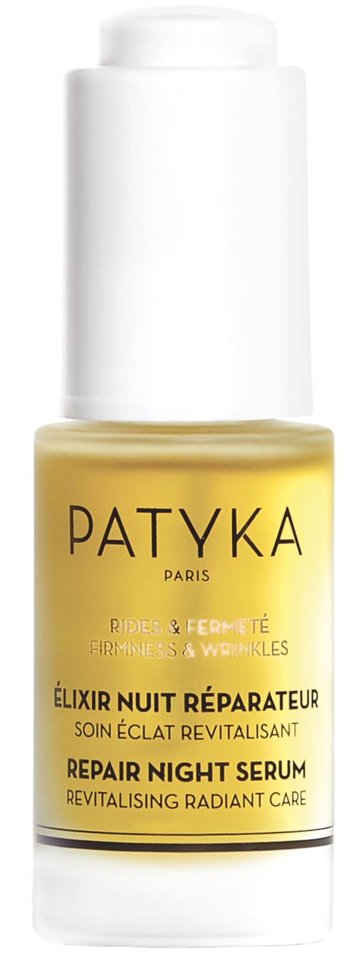 En liten flaska med Patyka reparationsnattserum med vit pump och gul vätska inuti.