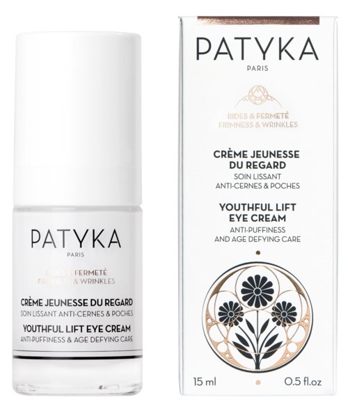 En vit flaska och förpackning visar Patyka Youthful Lift Eye Cream, med guldfärgad och svart blomdesign och produktdetaljer.