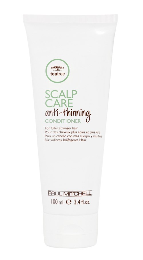 En hvid tube mærket 'Teatree Scalp Care Anti-Thinning Conditioner' med grøn og lyserød tekst. Det er til stærkere hår.