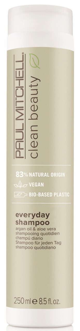 En lang, hvit sylinderflaske med Paul Mitchell Clean Beauty sjampo med grønn og beige etikett.