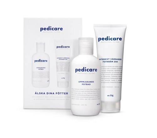 Ett fotvårdspaket med lotion, spray och kräm i vita flaskor med blå text.