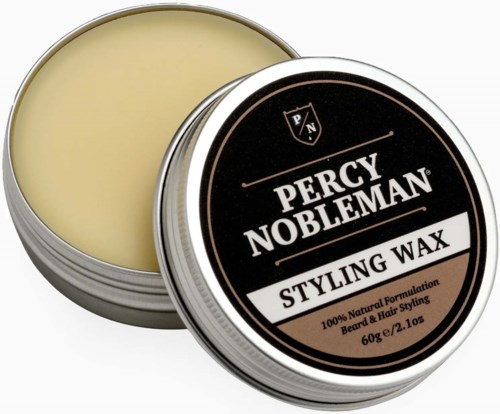 Een ronde blik met zwart-witte label voor Percy Nobleman stylingwax, toont de deksel en wat wax erin.