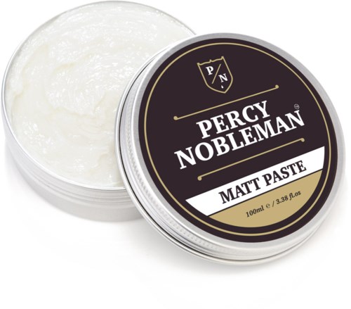 En rund behållare med vit pasta inuti och ett svart lock med Percy Nobleman-loggan och text.