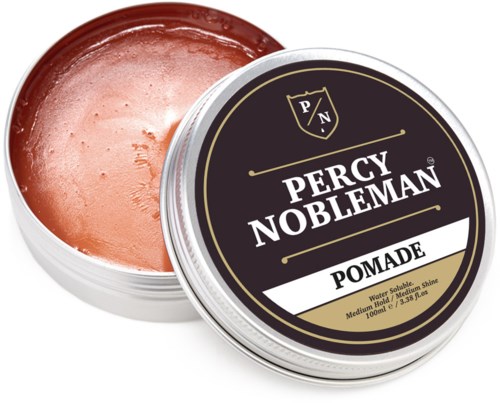 En rund beholder med Percy Nobleman pomade med svart etikett som viser produktnavn og størrelse.