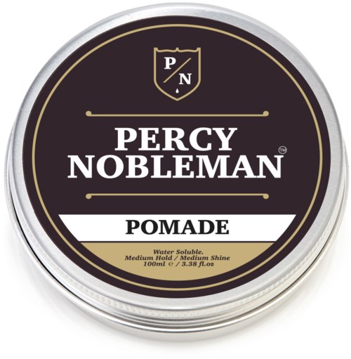 En rund beholder merket 'Percy Nobleman Pomade' med svart og gull design, indikerer at det er vannløselig hårprodukt.