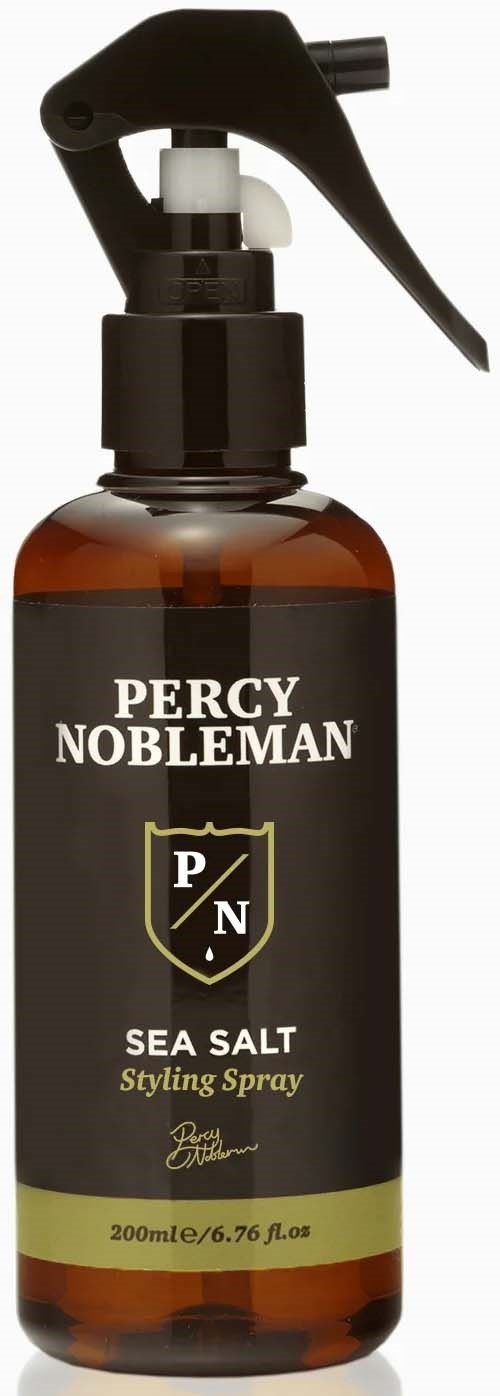En brunt sprayflaska märkt Percy Nobleman Sea Salt Styling Spray med en svart sprutmunstycke.