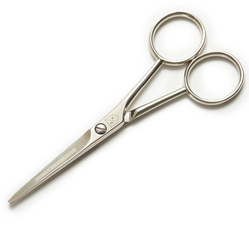 Ett par små, vassa saxar med två runda handtag. Saxarna är gjorda av glansigt metall.