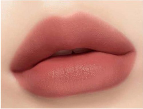Närbild av läppar med slät, rosa nude-läppstift, lätt isär.