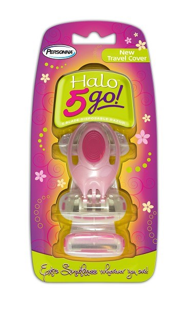 Ett rosa spärr för barnsäkerhet med lysande förpackning, märkt 'Halo 5 go!' och 'New Travel Cover', dekorerad med blommor.