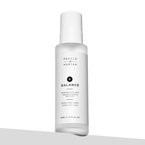 Biała butelka z rozpyskaczem, oznakowana Pestle & Mortar B Balance spray do twarzy, 80 ml, do odświeżenia i uspokojenia.