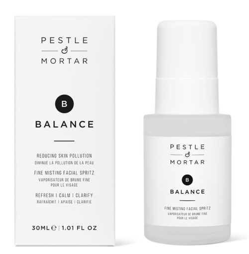 Produkt do pielęgnacji skóry o nazwie Balance od Pestle & Mortar, w białej butelce i pudełku, służący do odświeżania i kojenia skóry.