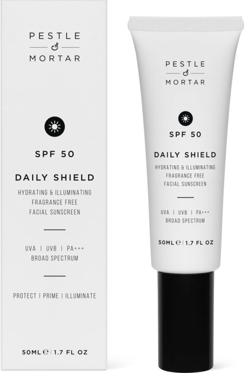 Biała tubka PESTLE & MORTAR SPF 50 codziennej kremy do twarzy z ochroną przeciwsłoneczną i jej opakowanie z detalami produktu.