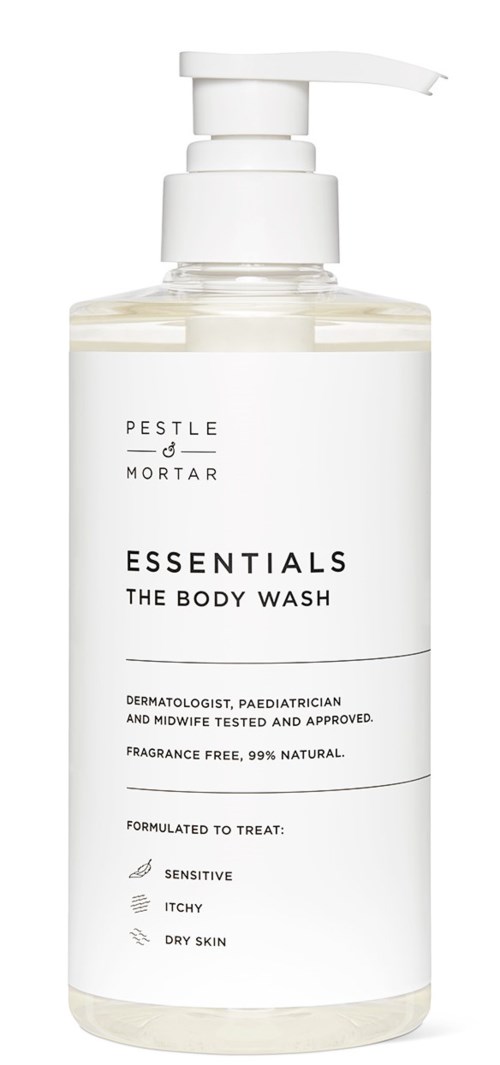 Een witte fles met een pomp gemarkeerd 'Essentials The Body Wash', geschikt voor gevoelige, jeukende, droge huid, geurvrij.