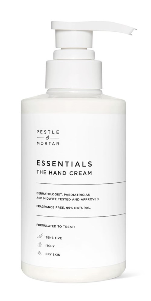 Een witte fles met pomp met label 'Essentials The Hand Cream' voor gevoelige, jeukende, droge huid. Plat ontwerp. Minimalistisch.