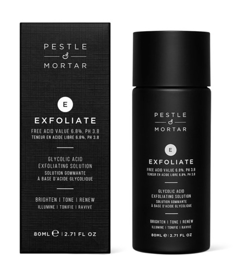 Czarna karton i butelka z białym tekstem pokazujący peeling do skóry. Produkt nazywa się PESTLE & MORTAR EXFOLIATE.