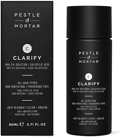 Obraz przedstawia czarną butelkę i pudełko produktu do pielęgnacji skóry Pestle & Mortar Clarify, z białym tekstem opisującym składniki i funkcje.