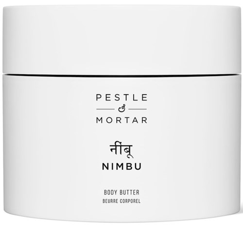 Valkoinen purkki, jossa lukee Pestle & Mortar Nimbu Body Butter englanniksi ja toisella kielellä, yksinkertainen muotoilu.