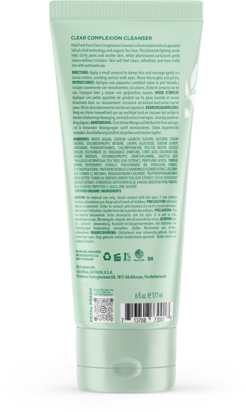 Ein grüner Tuben mit Clear Complexion Cleanser und detailliertem Text in kleiner Schrift.