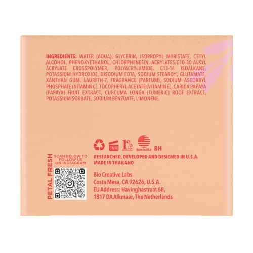 Liste der Inhaltsstoffe für ein Hautpflegeprodukt, einschließlich Wasser, Alkohol, Glycerin, Fruchtextrakt und Vitamine.