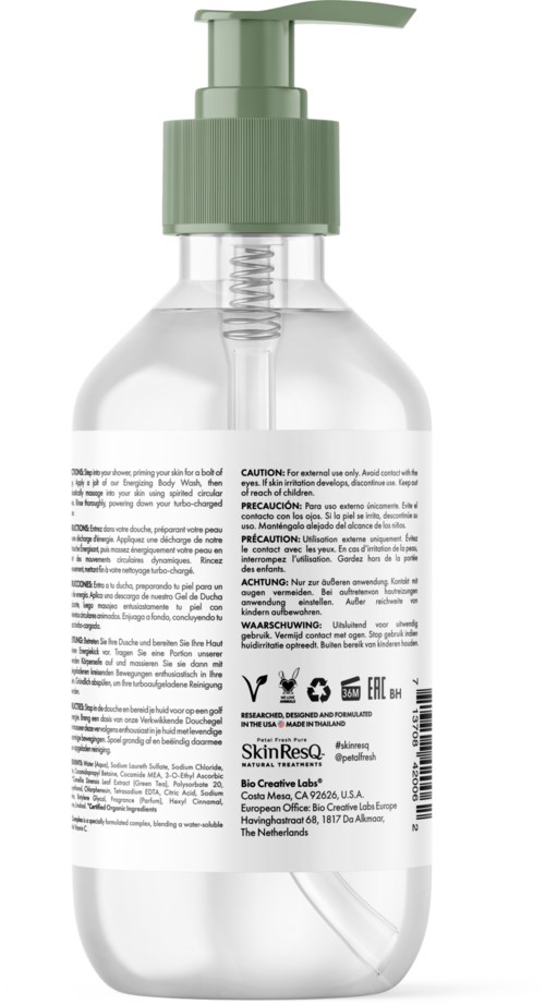 Eine klare Flasche mit grünem Pumpverschluss enthält Reinigungs- oder Handdesinfektionsmittel.