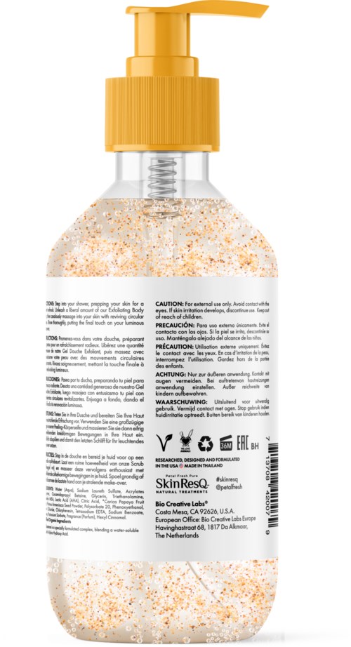 Eine klare Flasche mit gelbem Pumpbehälter enthält Peeling mit orangefarbenen und weißen Partikeln.