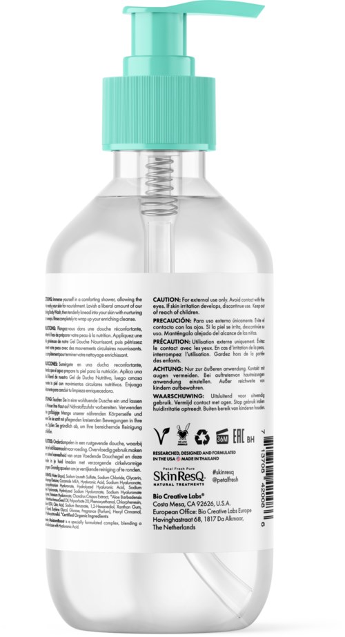 Eine klare Plastflasche mit Teal-Pumpe, Etikett mit kleinem Text und Symbolen, für Flüssigseife oder Desinfektionsmittel.