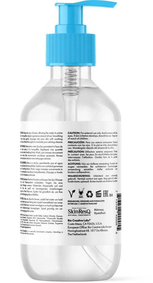 Eine klare Plastikflasche mit blauer Pumpe, enthält Flüssigkeit, und Textetiketten mit Anweisungen und Warnungen.