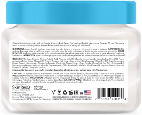 Ein Behälter mit Hautpflegecreme, blauer Deckel, mit Inhaltsstoffen wie Niacinamide und Kamille für die Hautberuhigung.