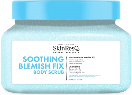 Ein Topf mit Body Scrub, gekennzeichnet als beruhigende Aknebehandlung, mit Inhaltsstoffen wie Niacinamide und Kamille.