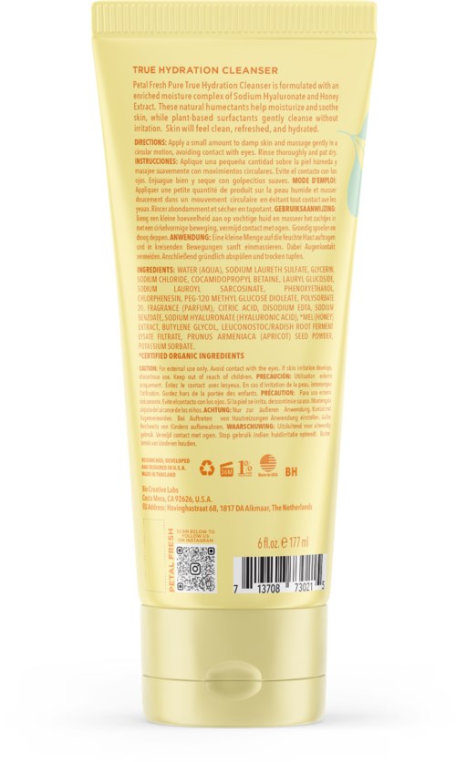 Eine gelbe Tube mit True Hydration Cleanser mit Textanweisungen und Inhaltsstoffen auf der Rückseite.