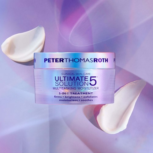Ein Behälter mit Peter Thomas Roth Ultimate Solution 5 Feuchtigkeitscreme mit weißen Blütenblättern und lila Hintergrund.