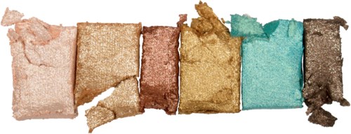 Sechs Lidschattenproben in schimmernden Farbtönen von Beige bis Dunkelbraun, einige zerbrochen und verstreut.