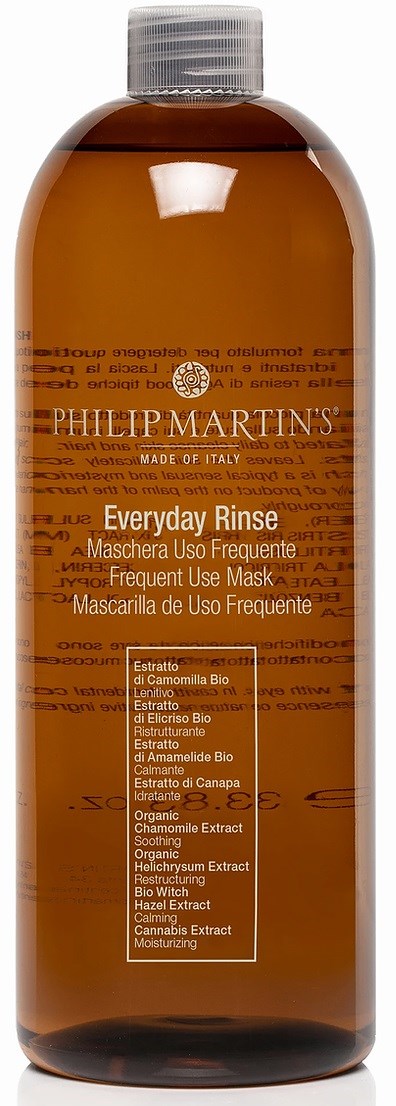 En stor brun flaske merket "Everyday Rinse" av Philip Martin's. Inneholder hårpleieingredienser som naturlige ekstrakter og honning.