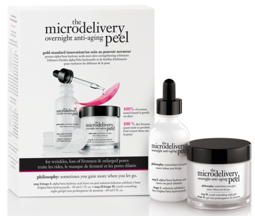 Ett set av hudvårdsprodukter för anti-aging, inklusive serum och krämer, i vita och svarta behållare med produktetiketter.