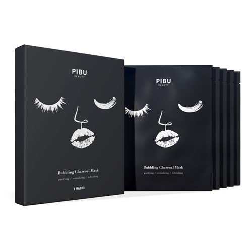 Svarta lådor med vita teckningar av ett ansikte och läppar, märkta PI BU Beauty, för aktiverade kol ansiktsmasker.
