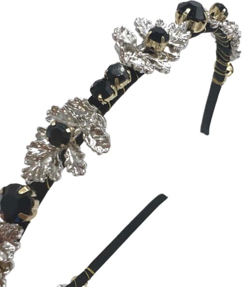 Hårband med svarta pärlor, silverblad och små guldkantade detaljer, för mode eller tillbehör.