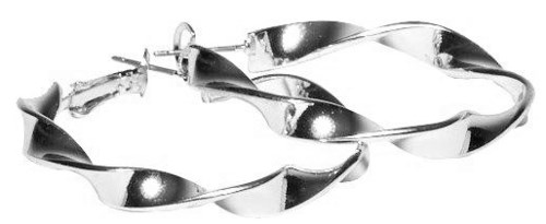 SILVER hoops med vridet mönster, reflekterande och glänsande, på svart bakgrund.